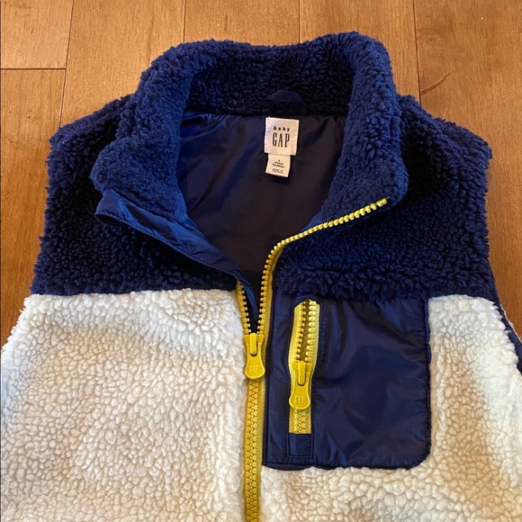 GAP Toddler Sherpa Vest Size 5T - Picture 2 of 5
